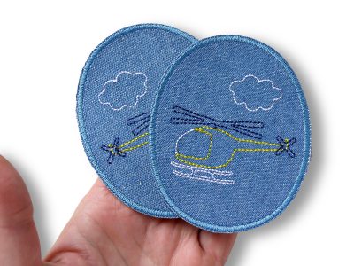 Zwei ovale Knieflicken aus mittelblauem Jeansstoff mit bunten gestickten Hubschraubern, jeweils 8 x 10 cm, Bügelflicken zum Aufbügeln auf Kinderhosen und Jeans, handmade Berlin