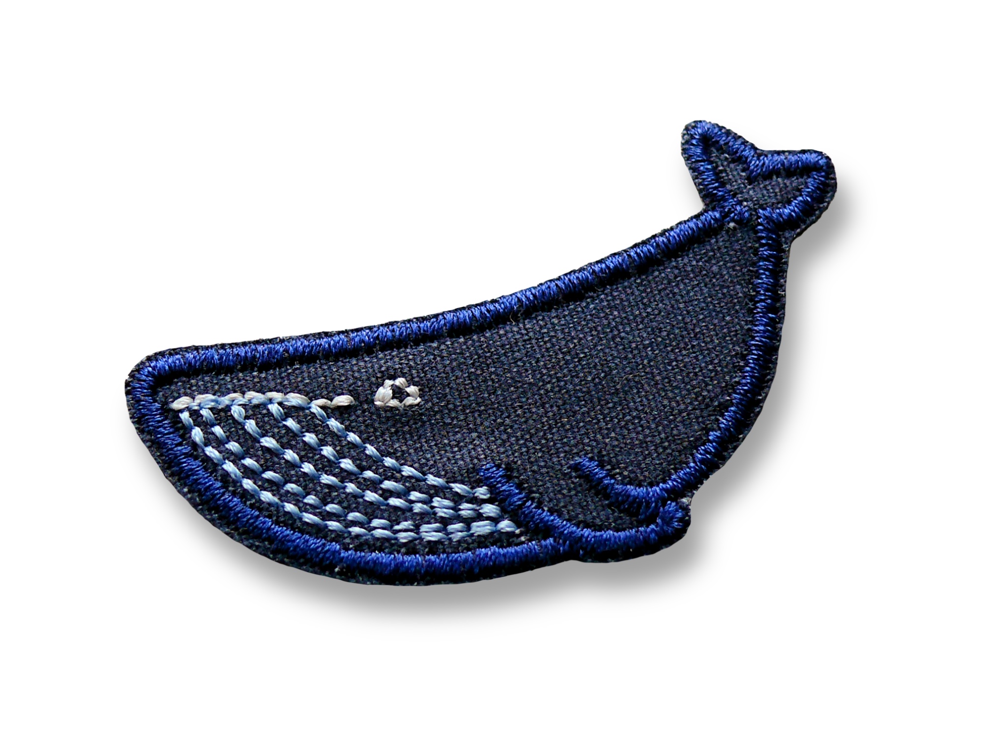 Nahaufnahme Mini Buckelwal Patch, dunkelblauer Canvas 6 x 2,5 cm mit gesticktem Buckelwal, Wal-Bügelflicken handmade Berlin Piratenbande