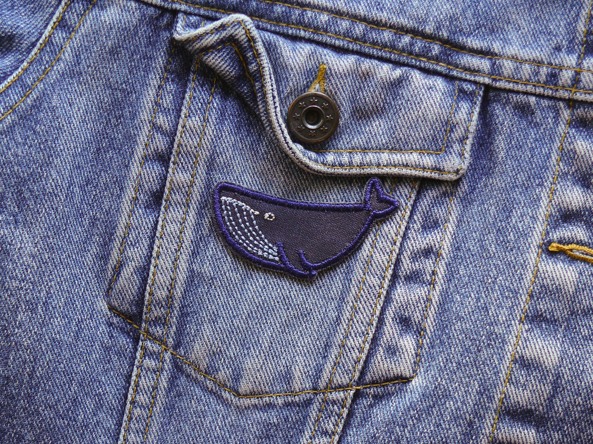 Buckelwal Patch auf Jeansjacke aufgebügelt, dunkelblauer Canvas 6 x 2,5 cm, Wal-Bügelflicken Deko handmade Berlin Piratenbande