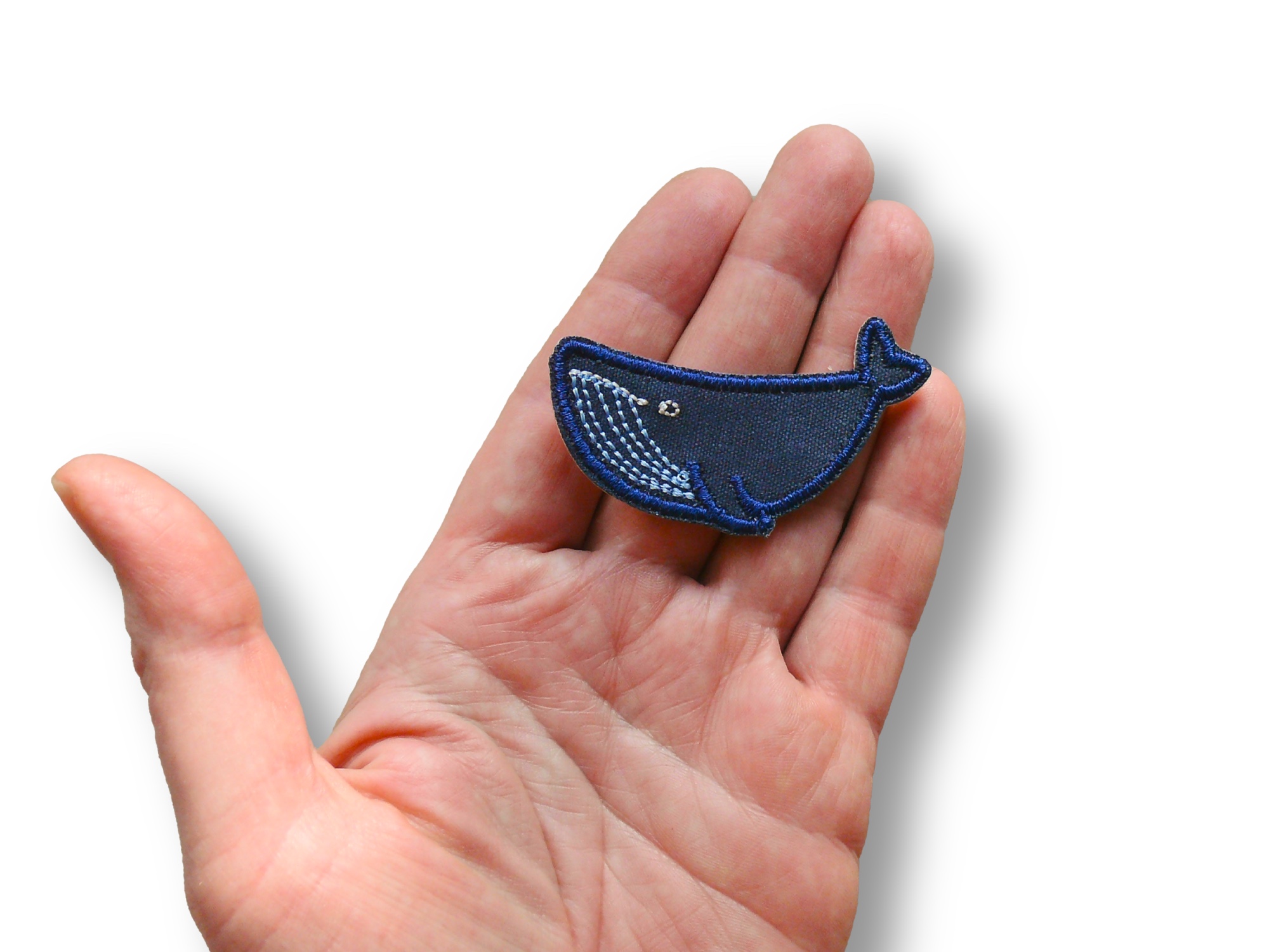 Mini Buckelwal Patch 6 x 2,5 cm auf Hand, gestickter dunkelblauer Buckelwal Baumwollcanvas, Wal-Aufnäher handmade Berlin