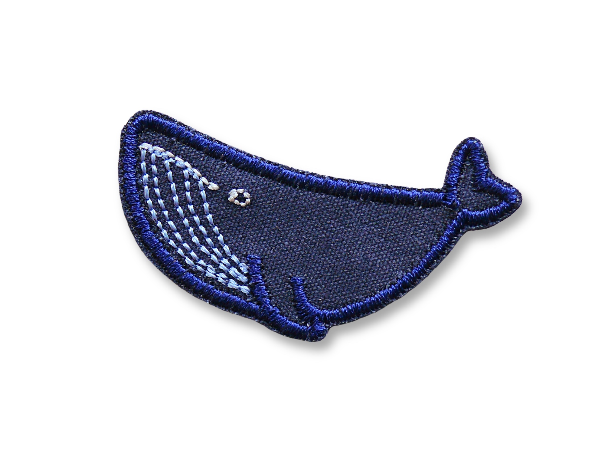 Mini Buckelwal Patch 6 x 2,5 cm aus dunkelblauem Baumwollcanvas, gestickter Buckelwal-Bügelpatch Walfischform, Wal-Aufnäher handmade Berlin