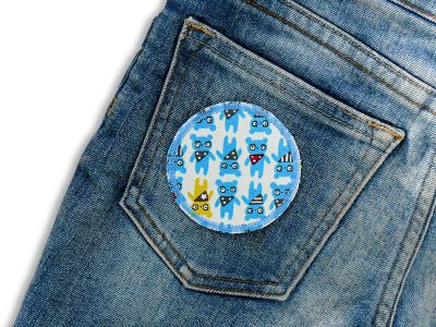 Hosenflicken mit kleinen Teddybären auf einer Gesäßtasche,Teddybären-Bügelpatch aus weißem Baumwollstoff mit kleinen blauen und gelben Teddybären, Ø 6 cm, runder Bären-Aufnäher zum Aufbügeln für Kinderhosen, Stoffhosen, handmade Berlin