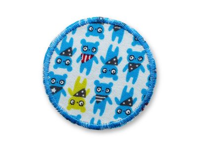 Teddybären-Bügelpatch aus weißem Baumwollstoff mit kleinen blauen und gelben Teddybären, Ø 6 cm, runder Bären-Aufnäher zum Aufbügeln für Kinderhosen, Stoffhosen, handmade Berlin