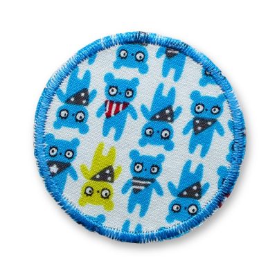 Teddybären-Bügelpatch aus weißem Baumwollstoff mit kleinen blauen und gelben Teddybären, Ø 6 cm, runder Bären-Aufnäher zum Aufbügeln für Kinderhosen, Stoffhosen, handmade Berlin
