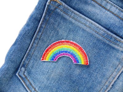 Mini Regenbogen Bügelpatch 5 x 2,5 cm aus Baumwolle, bunt gestickt, als Aufnäher oder Bügelflicken für Jeansjacken und Shirts, Piratenbande Berlin