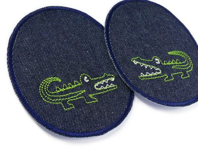 Krokodil-Bügelflicken Nahaufnahme, dunkelblau 8 x 10 cm mit grünem gesticktem Krokodil, ovale Knieflicken Kinderhosen handmade Berlin