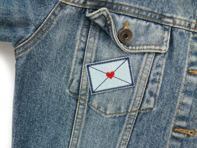 Liebesbrief Patch auf Jeansjacke aufgebügelt, hellblauer Jeansstoff 5 x 3,5 cm mit gesticktem rotem Herz, Brief-Bügelflicken handmade Berlin Piratenbande