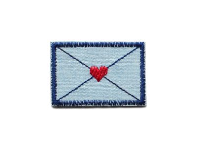 Liebesbrief Patch mit Herz zum aufbügeln, Brief Aufnäher mit kleinem Herz, aus hellblauem Jeansstoff, handmade in Berlin – Brief-Bügelflicken 5 x 3,5 cm mit gesticktem rotem Herz, Liebesbrief-Patch handmade Berlin