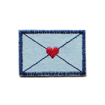Liebesbrief Patch mit Herz zum aufbügeln, Brief Aufnäher mit kleinem Herz, aus hellblauem Jeansstoff, handmade in Berlin