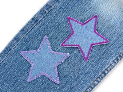 Stern-Jeansflicken rosa lila flieder auf Kinderhose aufgebügelt, Jeansstoff 8 x 8 cm mit farbiger Garnumrandung, Bügelflicken Kinderhosen reparieren handmade Berlin