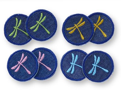 Libellen Mini-Jeansflicken in 4 Farben: Rosa, Ocker, Hellblau und Hellgrün, gesticktes Libellen-Motiv auf dunkelblauem Jeansstoff, jeweils Ø 4 cm, Mini-Aufnäher 2er Set handmade Berlin