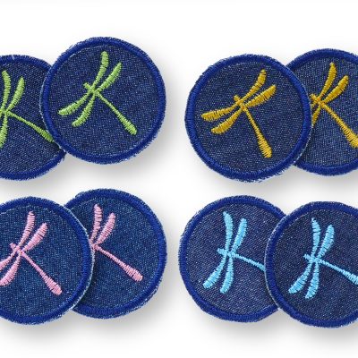 Libellen Mini-Jeansflicken in 4 Farben: Rosa, Ocker, Hellblau und Hellgrün, gesticktes Libellen-Motiv auf dunkelblauem Jeansstoff, jeweils Ø 4 cm, Mini-Aufnäher 2er Set handmade Berlin