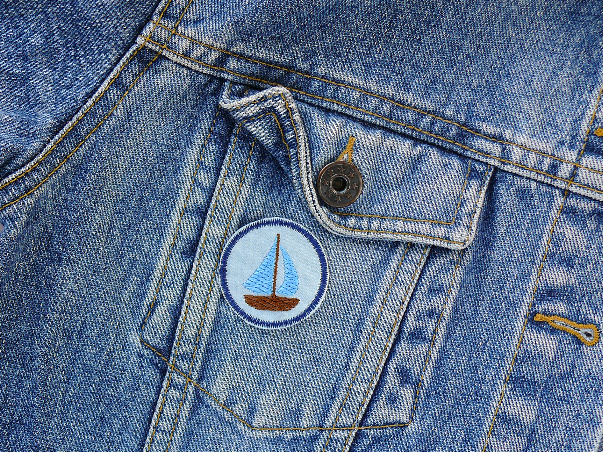 Patch mit aufgesticktem Segelboot auf hellblauem Jeansstoff, 4 cm rund, Mini Flicken als Accesssoire für Jacken, Taschen, Hosen, handmade in Berlin