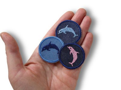 Mini Delfin-Patches in 3 Farbvarianten: Rosa Delfin, Hellblauer Delfin und Dunkelblauer Delfin, Delfin-Motiv auf Jeansstoff, jeweils Ø 4 cm, handmade Berlin