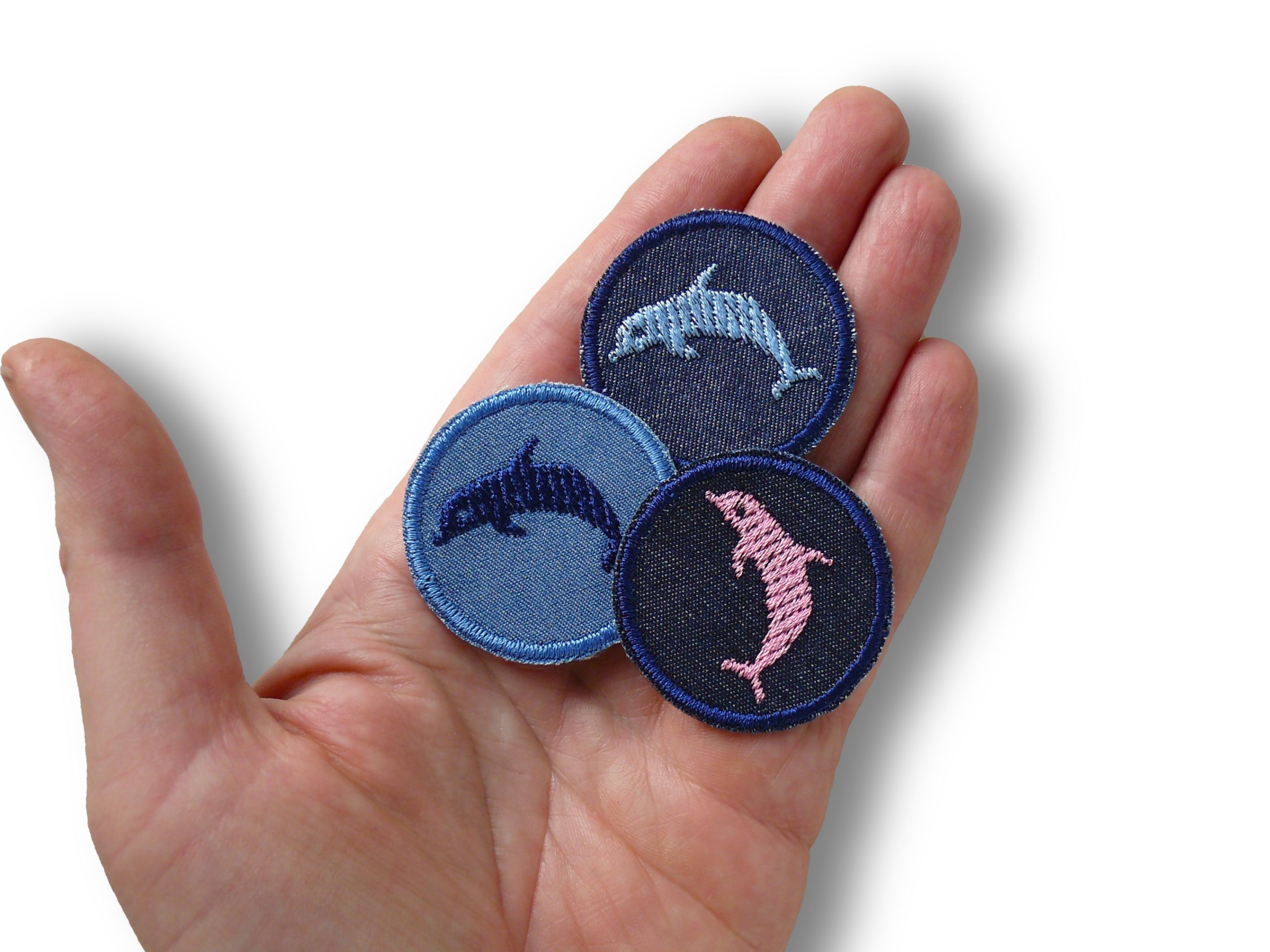 Mini Delfin-Patches in 3 Farbvarianten: Rosa Delfin, Hellblauer Delfin und Dunkelblauer Delfin, Delfin-Motiv auf Jeansstoff, jeweils Ø 4 cm, handmade Berlin