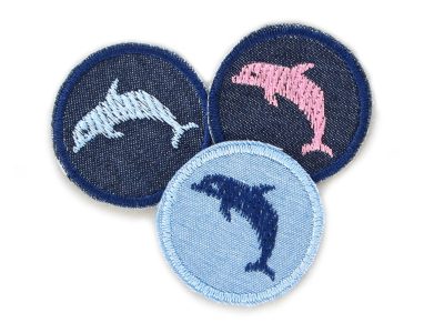 Mini Delfin-Jeansflicken in 3 Farbvarianten: Rosa Delfin, Hellblauer Delfin und Dunkelblauer Delfin, gesticktes Delfin-Motiv auf Jeansstoff, jeweils Ø 4 cm, Mini-Aufnäher 2er Set handmade Berlin