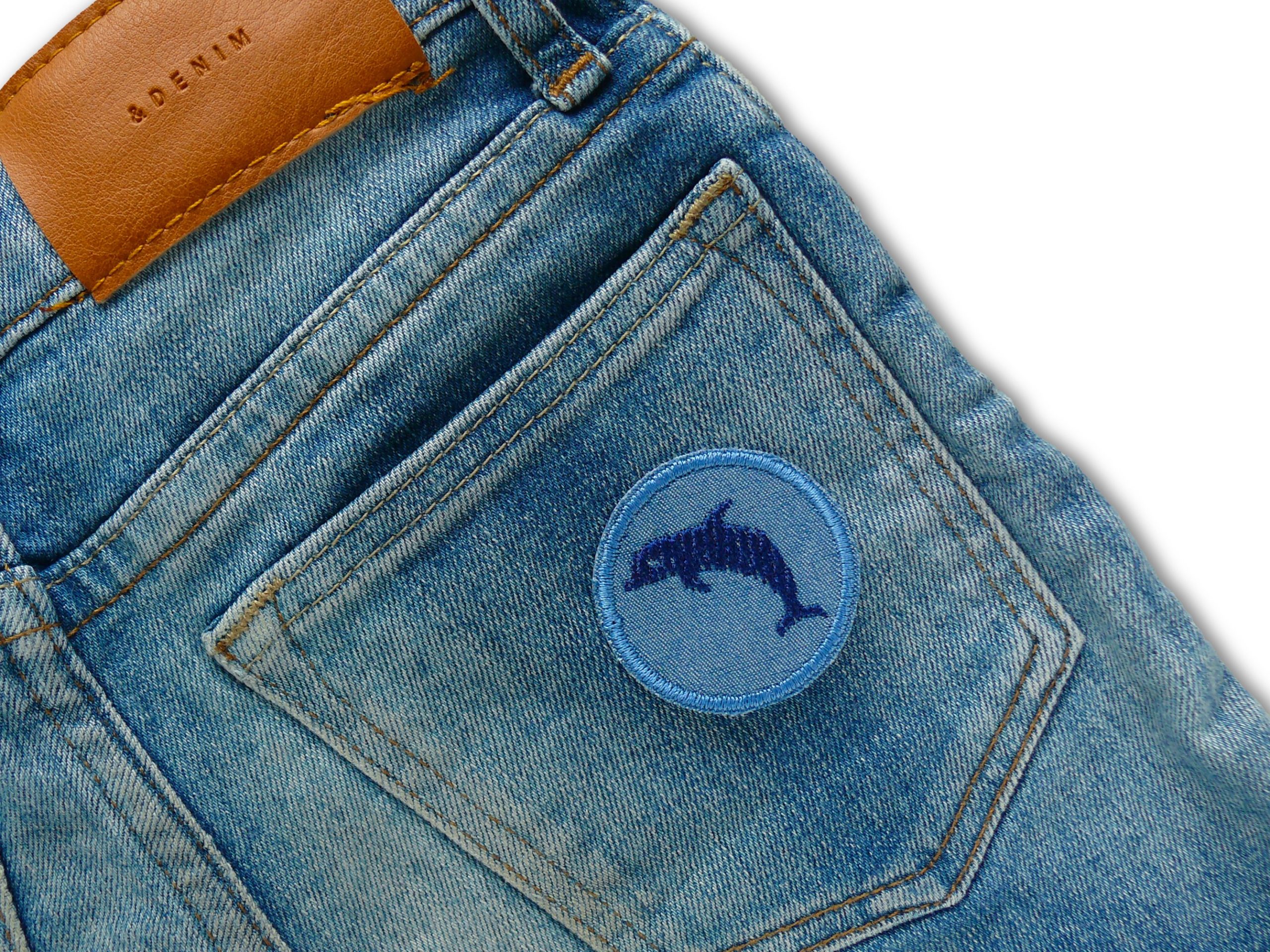 Mini Delfin-Patch auf Jeanshose aufgebügelt, blauer Jeansstoff Ø 4 cm mit dunkelblauem gesticktem Delfin, Mini-Bügelflicken oder maritimer Aufnäher handmade Berlin Piratenbande
