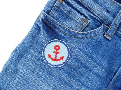 kleiner Anker Patch zum aufbügeln, Anker rot auf hellblau, Mini Jeansflicken für Hosen, Taschen, Jacken, handmade in Berlin
