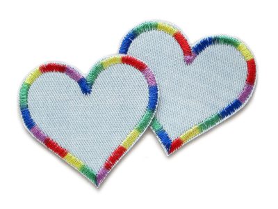 2 Jeansflicken Herz Regenbogen hellblau – herzförmige Bügelflicken aus hellblauem Jeansstoff mit Regenbogen-Garnumrandung, jeweils 5,5 x 5 cm, handmade Berlin