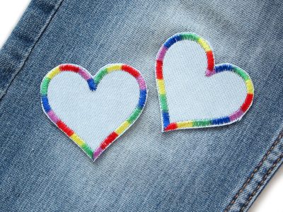 Hellblaue Regenbogen-Herz Jeansflicken auf Jeans oder Kinderhose aufgebügelt, 5,5 x 5 cm, herzförmige Bügelflicken Kinderhosen reparieren Piratenbande Berlin