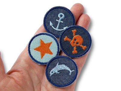 Maritime Mini-Patches Set auf Hand, 4 runde Jeansflicken Ø 4 cm Anker Totenkopf Delfin Stern, Mini-Bügelflicken handmade Berlin Piratenbande