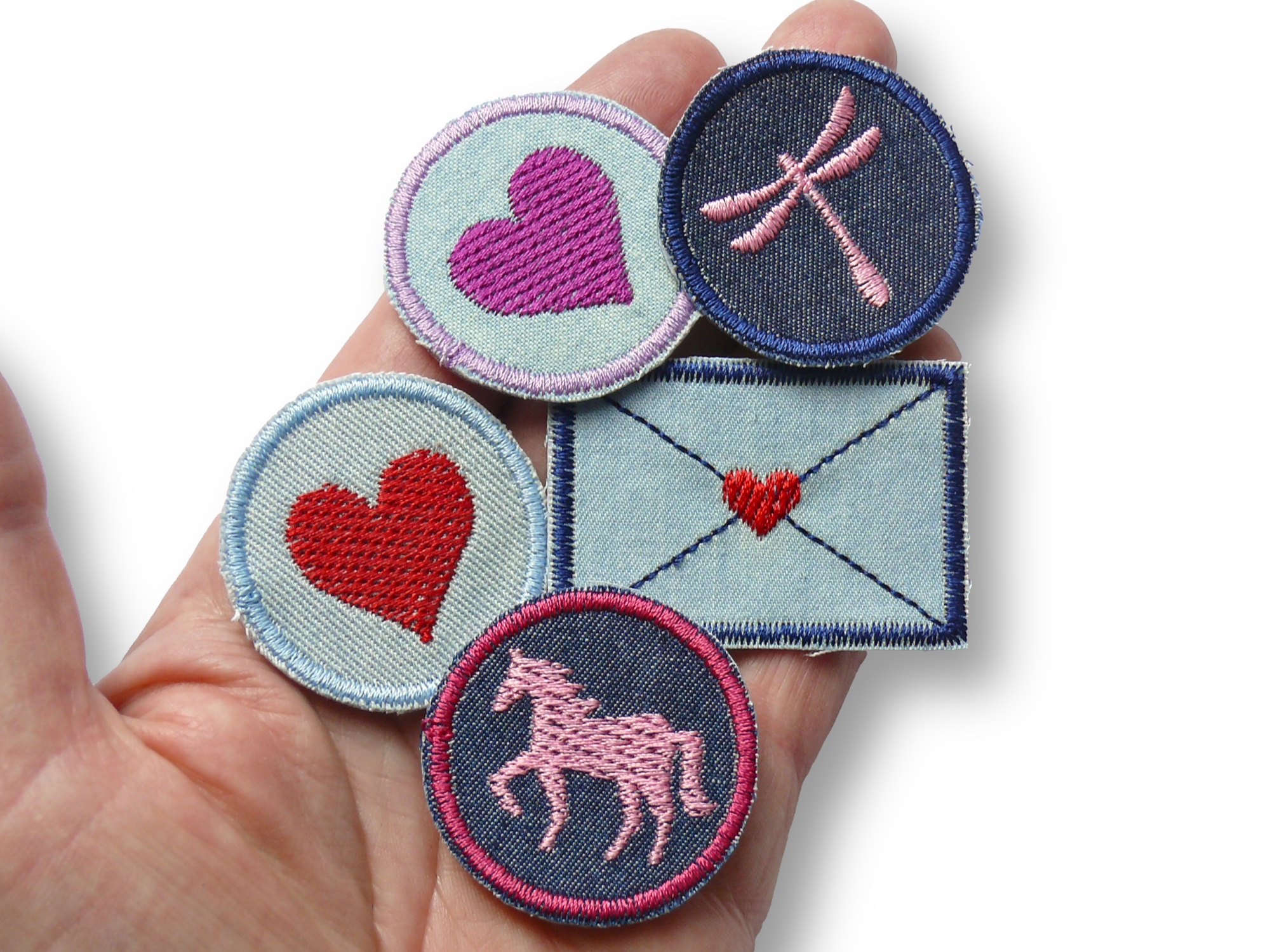 Nahaufnahme 5er Set Mini Jeansflicken Herz rosa-rot-lila, Pferd Libelle Liebesbrief, Ø 4 cm, Bügelflicken Aufnäher handmade Berlin