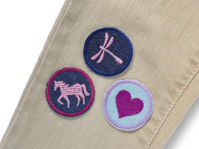 Teile aus einem 5 Mini Jeansflicken Set Herz Pferd Libelle Liebesbrief auf Jeans oder Jacke aufgebügelt, rosa rot lila, Mini-Bügelflicken handmade Berlin Piratenbande