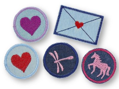 Set mit 5 Mini Jeansflicken zum aufbügeln – Herz lila, Herz rot, Pferd rosa, Libelle rosa und Liebesbrief, Ø 4 cm und 5 x 3,5 cm, Bügelflicken Set handmade Berlin