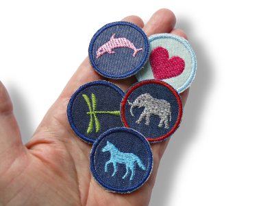 Nahaufnahme Mini Jeansflicken Set 5 Motive, Herz pink Pferd hellblau Libelle grün Delfin rosa Elefant hellgrau, Ø 4 cm Bügelflicken handmade Berlin