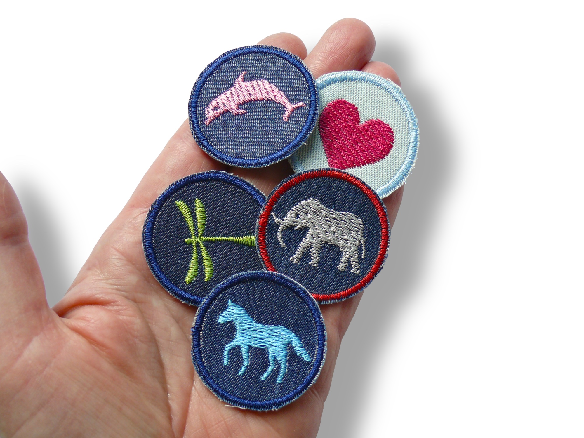 Nahaufnahme Mini Jeansflicken Set 5 Motive, Herz pink Pferd hellblau Libelle grün Delfin rosa Elefant hellgrau, Ø 4 cm Bügelflicken handmade Berlin