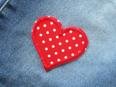 Rote Pünktchen-Herz Patches auf Jeans oder Kinderhose aufgebügelt, roter Baumwollstoff 5,5 x 5 cm mit weißen Punkten, herzförmige Bügelflicken Kinderhosen reparieren Piratenbande Berlin