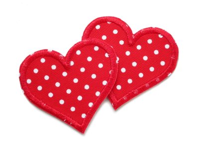 Herz Patches zum aufbügeln mit Pünktchen in rot – 2 herzförmige Bügelflicken aus rotem Baumwollstoff mit weißen Punkten, jeweils 5,5 x 5 cm, Herz-Aufnäher handmade Berlin