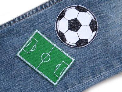 3 Fußball Bügelbilder Set auf Kinderhose aufgebügelt, Fußball Spieler und Spielfeld in 3 Formen und Größen, Bügelflicken handmade Berlin Piratenbande