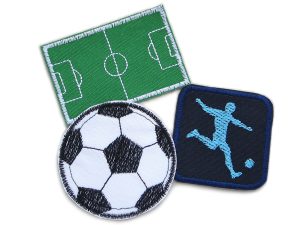 3 Fußball Patches Bügelbilder Set – Fußball Ø 6,5 cm, Fußballspieler 5,5 x 5,5 cm und Fußballfeld 7 x 4,7 cm, 3 verschiedene Motive auf Baumwolle und Canvas, Bügelflicken handmade Berlin