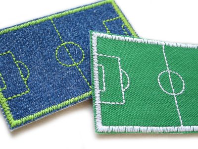 Nahaufnahme von Fußball Spielfelder zum aufbügeln für Kinder in 2 Farben – Fußballfeld Patches 7 x 4,7 cm Nahaufnahme, beide Varianten Jeans und Canvas, Bügelflicken handmade Berlin Piratenbande