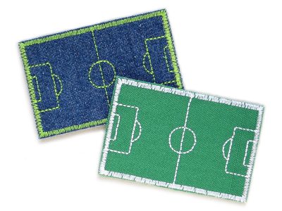 Fußballfeld Patches zum aufbügeln für Kinder in 2 Farben – Fußballfeld Bügelpatch 7 x 4,7 cm in grün auf blauem Jeans und weiß auf grünem Canvas, Bügelflicken handmade Berlin