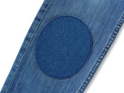 großer ovaler Jeansflicken aus robusten blauem Jeansstoff auf einem Hosenbein – XL Knieflicken mittelblau 10 x 12 cm auf Jeanshose, Hosenflicken für Kinder und Erwachsene handmade Berlin
