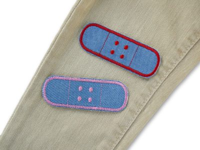 Jeans Trostpflaster Rot Rosa auf Kinderhose oder Jeans aufgebügelt, mittelblauer Jeansstoff 8,5 x 3 cm, Pflasterflicken handmade Berlin Piratenbande