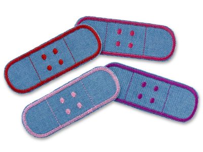 Vier Jeansflicken in Pflasterform aus mittelblauem Jeansstoff mit gestickter Umrandung in Rot, Lila, Rosa und Pink, jeweils 8,5 x 3 cm, zum Aufbügeln, handmade Berlin