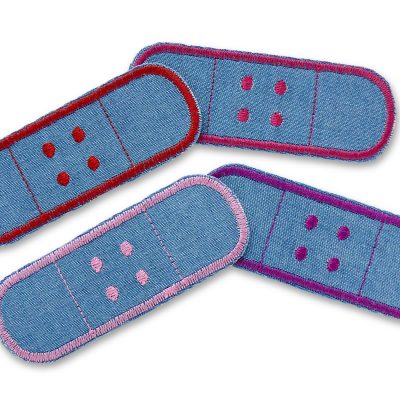Vier Jeansflicken in Pflasterform aus mittelblauem Jeansstoff mit gestickter Umrandung in Rot, Lila, Rosa und Pink, jeweils 8,5 x 3 cm, zum Aufbügeln, handmade Berlin