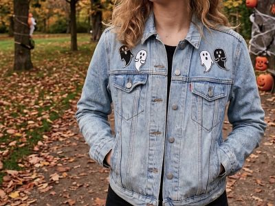 Set 4 Gespenster Bügelbilder 8 x 4,5 cm auf eine Jeansjacke aufgebügelt, vier Geister Motive in schwarz und weiß aus Baumwollstoff, Halloween-Aufnäher Sparset handmade Piratenbande Berlin