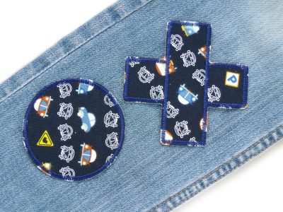 3er Set Hosenpflaster und Flicken Auto auf Kinderhose aufgebügelt, Hosenpflaster 9 x 9 cm und runde Hosenflicken Ø 7 cm mit Retro-Autos dunkelblau, Bügelflicken handmade Berlin Piratenbande