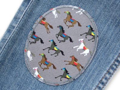 Pferde-Knieflicken auf Kinderhose aufgebügelt, grauer Baumwollcanvas 8 x 10 cm mit bunten galoppierenden Pferden, Bügelflicken Kinderhosen reparieren Piratenbande Berlin