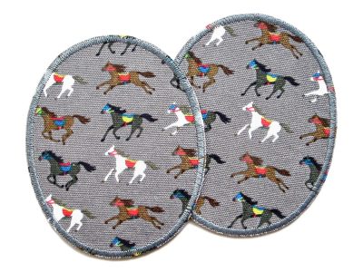 2 Pferde-Knieflicken aus grauem Baumwollcanvas mit kleinen bunten galoppierenden Pferden Allover-Muster, jeweils 8 x 10 cm, ovale Bügelflicken für Kinderhosen handmade Berlin