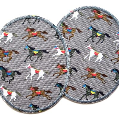2 Pferde-Knieflicken aus grauem Baumwollcanvas mit kleinen bunten galoppierenden Pferden Allover-Muster, jeweils 8 x 10 cm, ovale Bügelflicken für Kinderhosen handmade Berlin