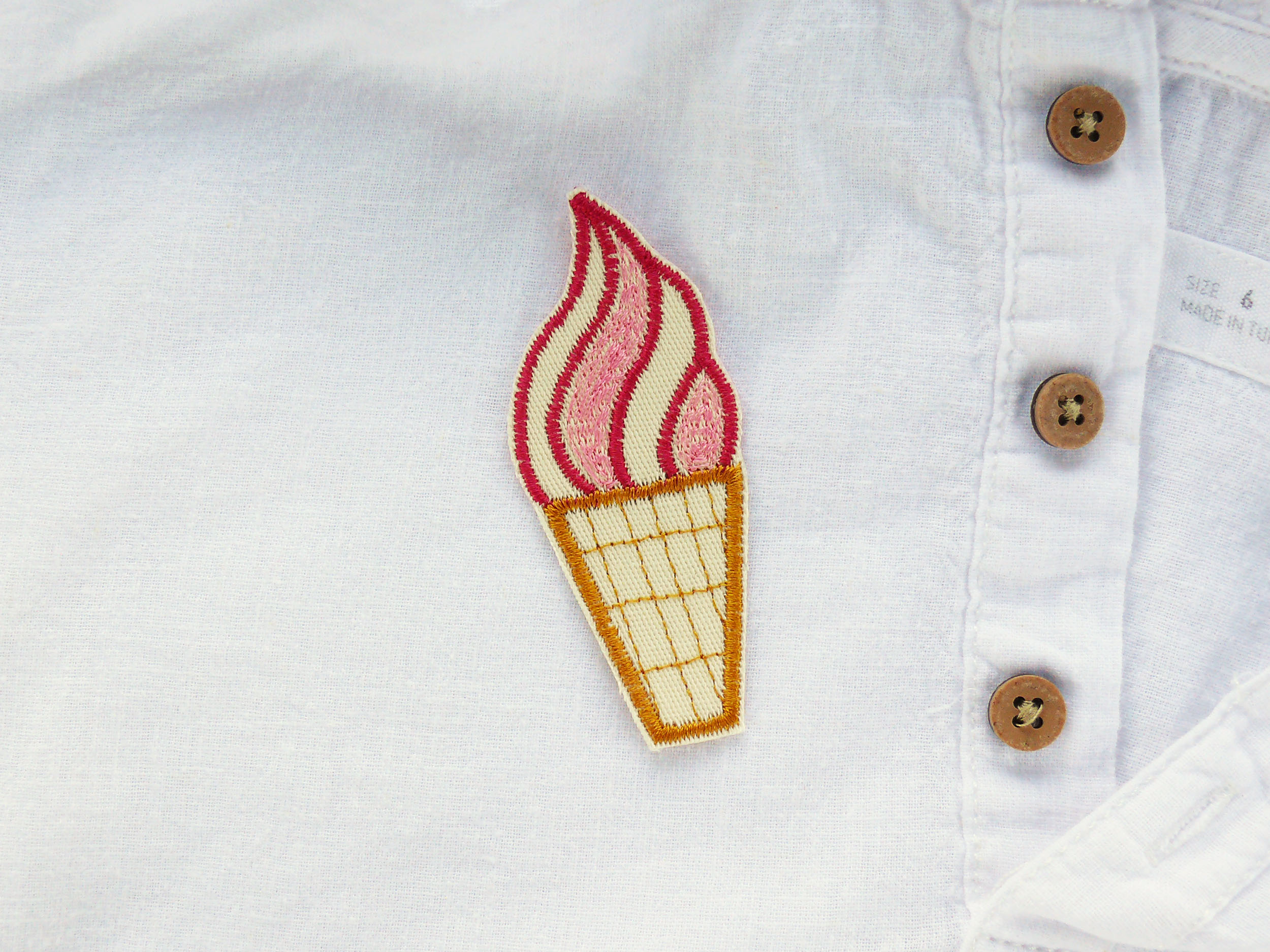 Stickapplikation Softeis als Patch auf einer weißen Bluse Softeis patch pink-weiß 7,5 x 3 cm auf naturfarbenem Jeansstoff, Bügelflicken handmade Berlin
