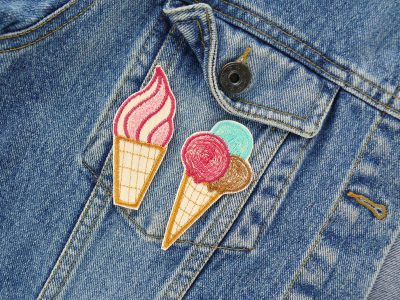 Eis Aufnäher als Accessoire auf eine Jeansjacke aufgebügelt – Eis Applikation auf Jeansjacke aufgebügelt, Softeis oder Kugeleis Patch auf naturfarbenem Jeans, Deko Bügelflicken handmade Berlin Piratenbande