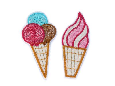 gestickte Eiswaffel Applikationen zum aufbügeln in 2 Varianten – Softeis patch pink-rosa-weiß 7,5 x 3 cm und Kugeleis Patch mit 3 Kugeln 7,5 x 4 cm auf naturfarbenem Jeansstoff, Bügelflicken handmade Berlin
