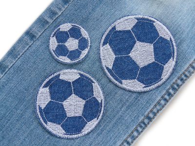 3 gestickte Fußball Jeansflicken auf einer Jeanshose aufgebügelt – gestickter Fußball Patch grau auf blauen Jeansstoff 4 cm, 6,5 cm und 7,5 cm, Fußball-Bügelflicken handmade Berlin Piratenbande