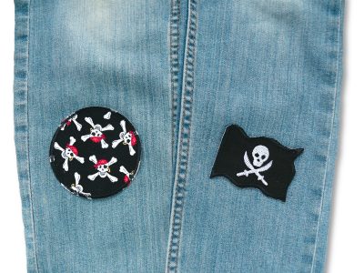 Teil eines Sets 5 Piraten Bügelflicken schwarz auf Kinderhose aufgebügelt, alle 5 Motive Totenkopf Piratenflagge, Bügelflicken Kinderhosen reparieren handmade Berlin Piratenbande